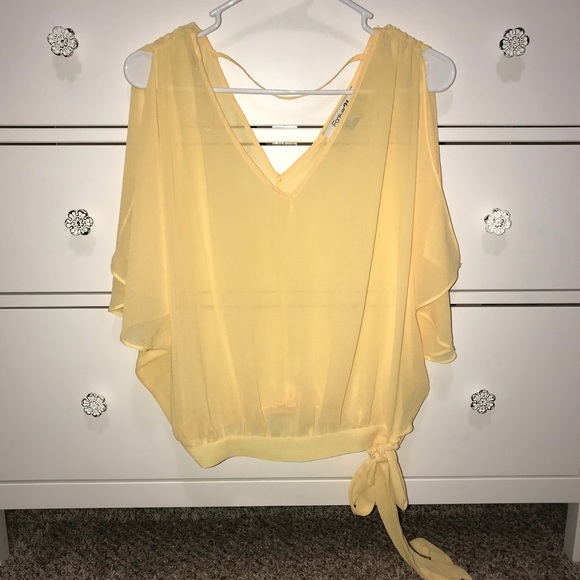 Yellow beautiful blouse light weight like new - Picture 3 of 6